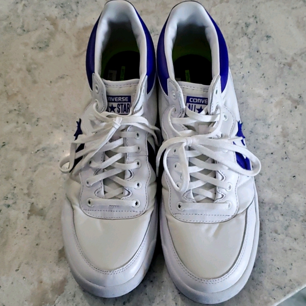 Womens size 11 Converse tennis shoes